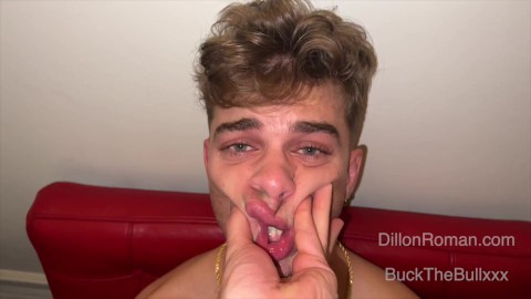 Maricón twink follada en la cara por un dom daddy verbal colgado