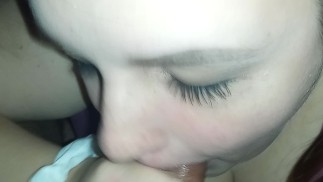 Milf Saugt Einen Großen Schwanz Und Schluckt Massive Ladung Sperma