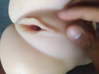 Papi quiere dejarte embarazada, te dice que te relajes mientras te pone muñeca sexual