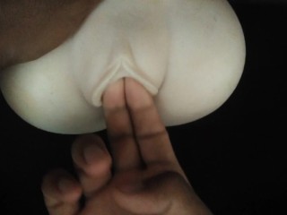 Папа называет тебя своей "маленькой шлюхой" и "жадной до члена шлюхой", трахая секс-куклу