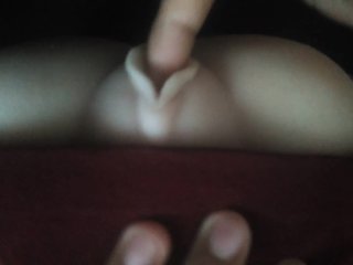 ¡Papá te dice que puede sentir tu pequeño coño estirarse mientras sus dedos se desliza dentro de ti!