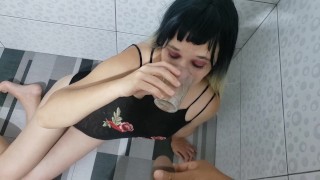 Chica sucia se deleita en mi pis tomando un vaso