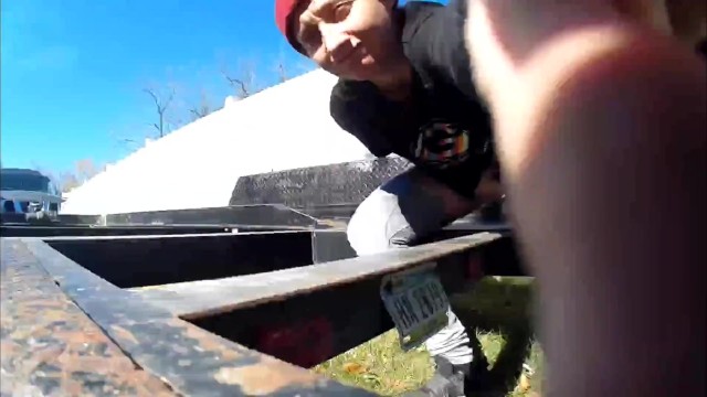 Люблю играть со своей киской во дворе, мне нравится возбуждение от того, что за мной наблюдают, сперма смотрит, как я играю!!