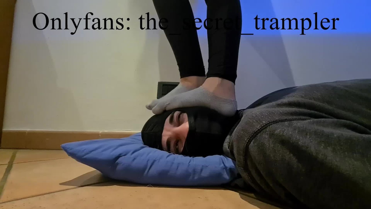 U jinsiy azosiga qoshimcha qoshimcha qoydi va uni eshagiga tiqdi (porno video)