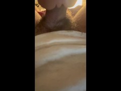 Masturbation dans sa petite chatte serrer