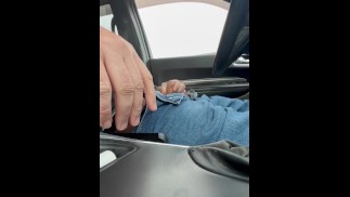 Мастурбация на оживленной парковке торгового центра