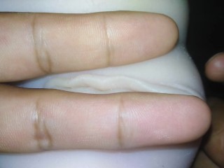爸爸叫醒他的荡妇去摸她的阴户，他告诉你别动，喝！