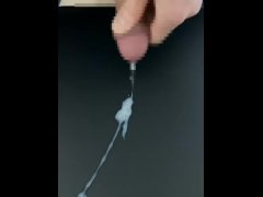 男一人でオナニーしている　射精もあり - Screenshot 9 of 16 - Cumshot