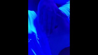 Lubricando mientras está acostado en blacklights