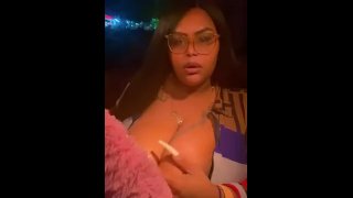 Ebony huile d’énormes seins en voiture onlyfans: prettyassravia