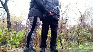 运动婆婆在公园慢跑后抱着女婿的鸡巴底视图