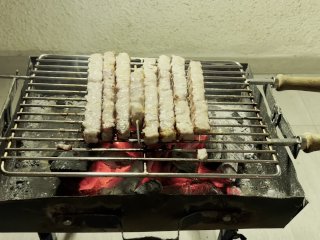 Daddy grills pork souvlaki and gets juicy meat