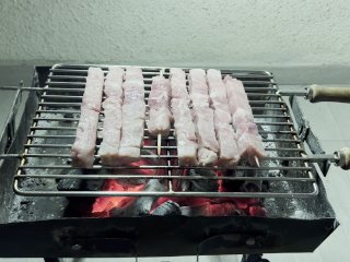 Daddy grills pork souvlaki and gets juicy meat