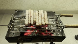 Папа жарит сувлаки из свинины на гриле и получает сочное мясо