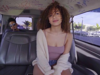 BANGBROS - Mariah Banks De 18 Ans à La Recherche D’un Super Cute Chevauche Une Queue Comme Une Championne Dans un Van