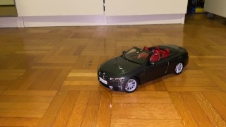 Jugando con un coche de juguete BMW M4 cabrio