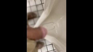 【日本人おしっこ動画】公衆トイレでおしっこ！ジョロジョロ出ちゃう！