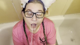 Боковая шлюха ЛЮБИТ мочиться в мочу!!