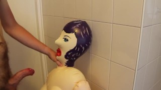 Horny teen boy baise sa poupée alors qu’il est seul à la maison