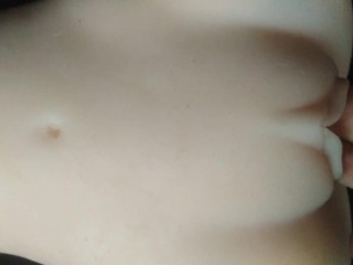 一个美丽的猫的超级美味自慰，以性玩偶结束