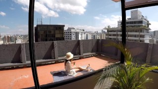 Ella está tomando el sol en un micro bikini