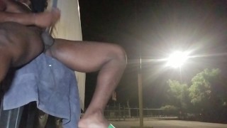 Ebony exhibitionist streelt zijn BBC bij truckstop, betrapt door verkeer, trucker & zijn vrouw kijken