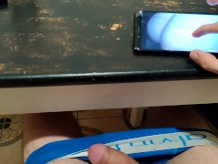 Поругался с женщиной и пошел мастурбировать на кухню, оставил на утро сюрприз 😈