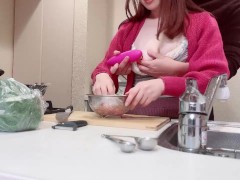 料理中の彼女の胸を後ろから揉みまくってウーマナイザーの吸うやつで乳首を攻めまくったら喘ぎ声がすごい 素人カップル/日本人/個人撮影 10/16