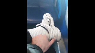 chaussettes et baskets blanches. un mec branle une bite à travers un jean dans un train vide