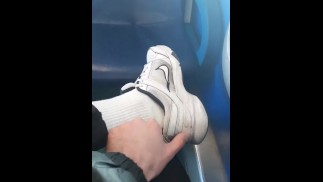 белые носки и кроссовки. парень дрочит член через джинсы в пустом шлейфе