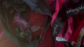 Qui veut venir s’assoir sur ma bite ejac dans ces 2 petites culottes