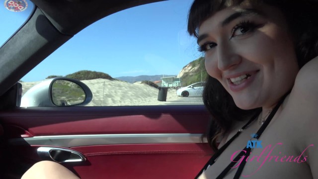 Zoey Jpeg amateur gets her pussy rubbed until she comes in the car - date pov GFE