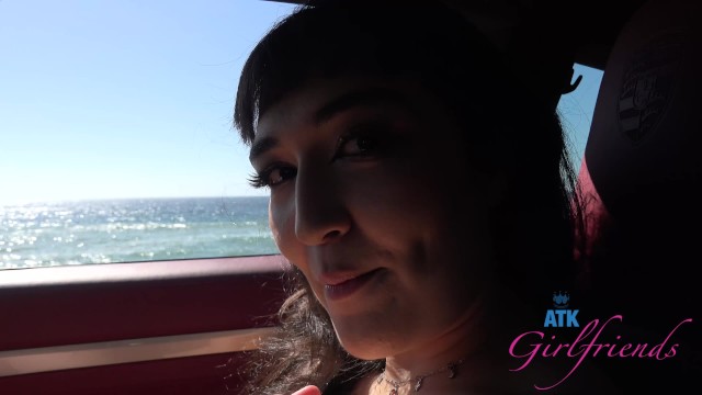 Zoey Jpeg amateur gets her pussy rubbed until she comes in the car - date pov GFE