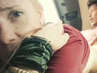 Petite Horny Teen Salope Demi-soeur Sexe Public En Levrette à L’arrière D’une Camionnette