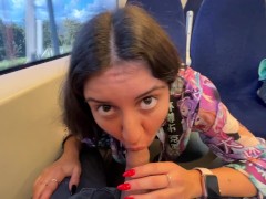 Попутчица соблазнила парня в поезде и сделала ему минет публично