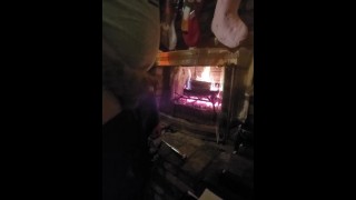Masturbando ao lado de um fogo quente