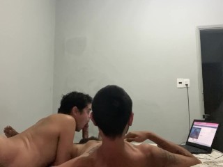Два непослушных молодых человека целуются и показывают на веб-камеру