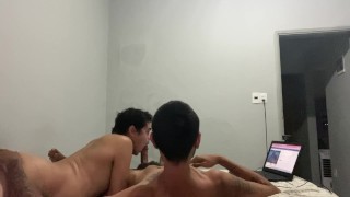 Twee stoute jonge mannen zoenen en tonen op de webcam