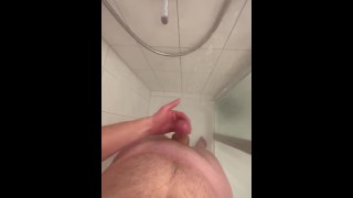Masturbation à l’hôtel sous la douche! Énorme éjaculation !