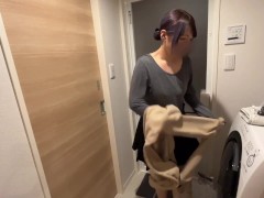 恵体新妻のオイルマッサージ　着替えからマッサージ風景を撮影 - Screenshot 1 of 16 - かわいい