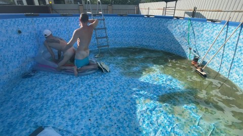 Boss baise un mec au bas de la piscine pendant que les voisins les regardent