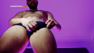 Красавчик достает свой большой твердый член после тренировки в тренажерном зале