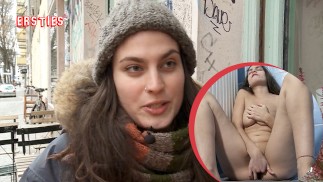 Ersties: Itailian Babe doigte sa chatte humide