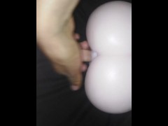 cuarentena Masturbación femenina Coño rosado, sentado en su casa - muñeca sexual