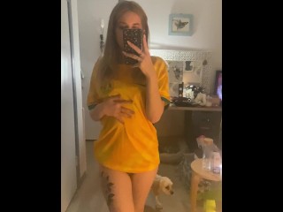 Австралийская девушка трогает себя в майке Socceroos на чемпионате мира
