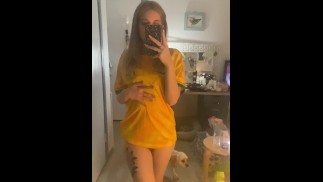 澳大利亚女孩在世界杯足球球衣中抚摸自己