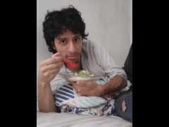 Guy makes a mukbang with his lunch