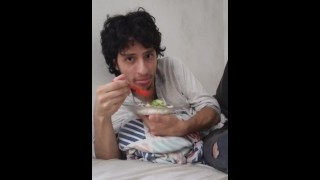 Guy makes a mukbang with his lunch, i am so horny