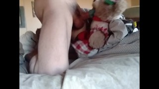 おはようクマはパパを起こすために毛布の下に忍び込みました、私をしゃぶってくれるなら私にDmしてください
