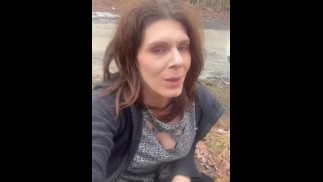 Spätherbst-Pinkeln im Wald